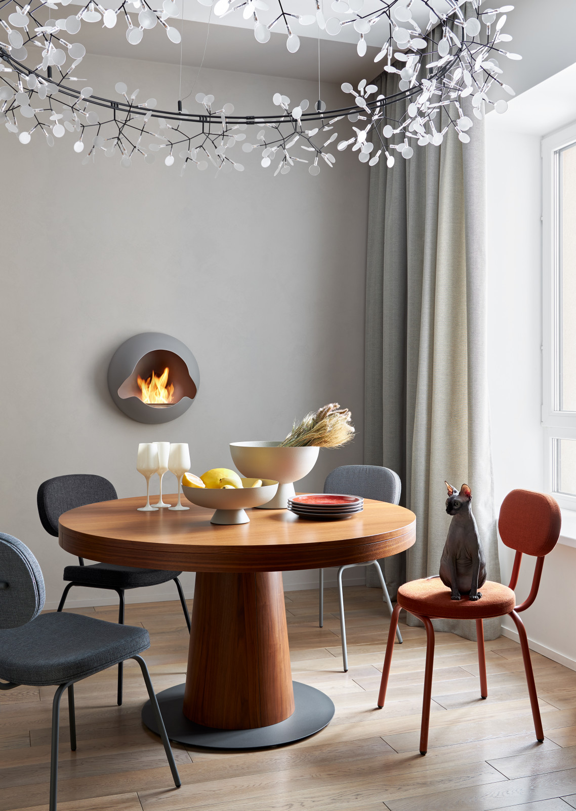 Яркая квартира с желтым диваном и голубой стеной в спальне