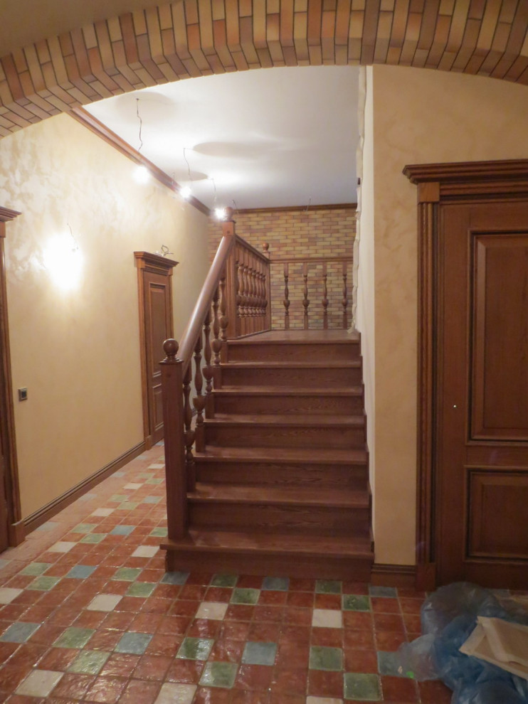 Классическая облицовка лестниц с изящными стойками