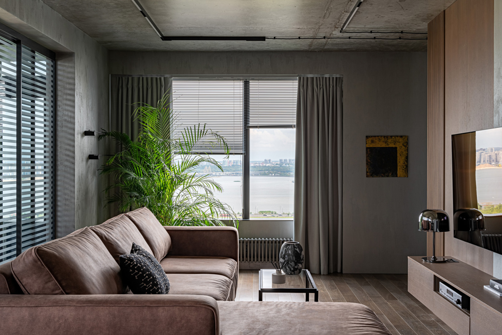 Бетонная квартира с ванной у окна