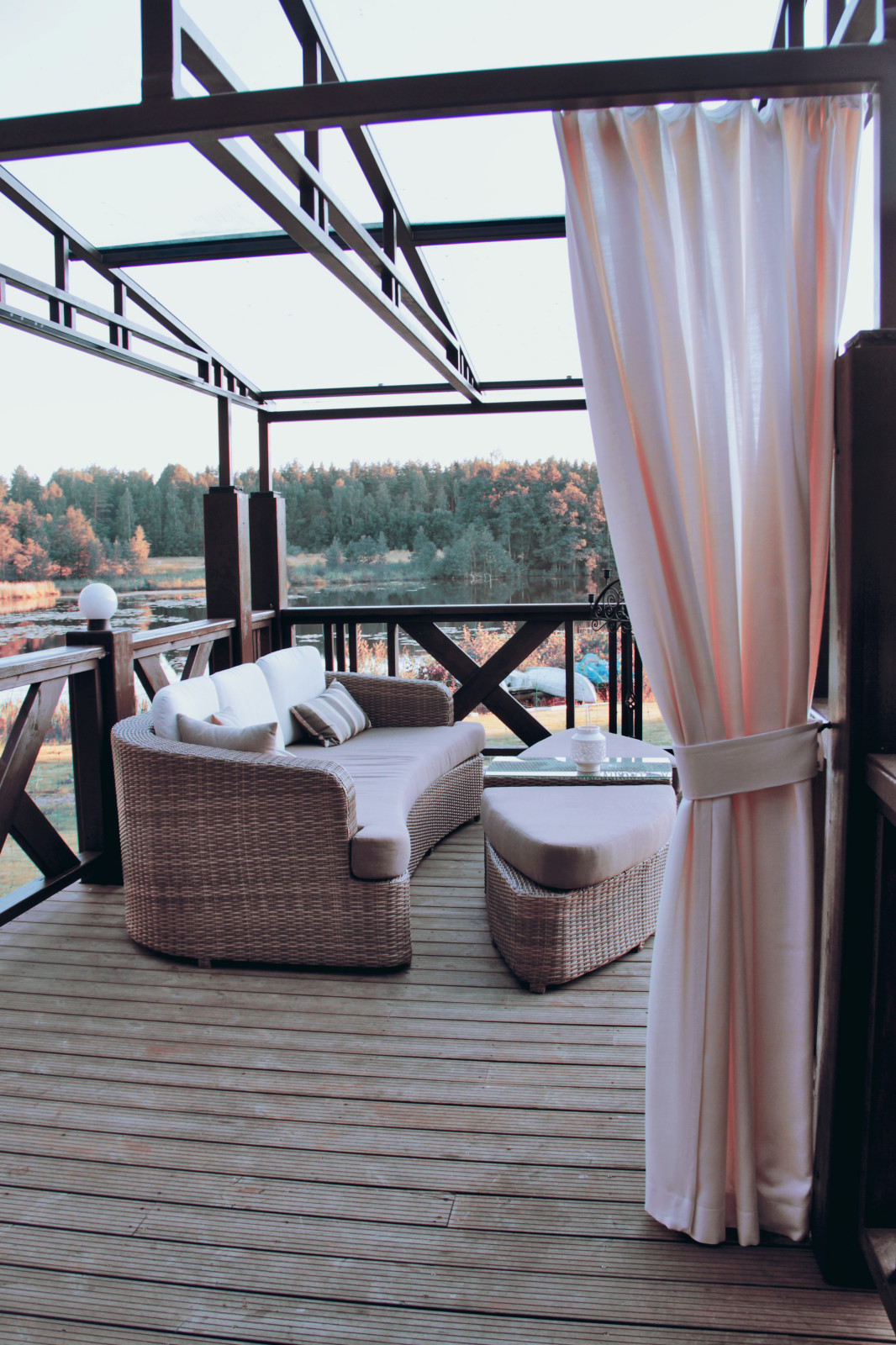 Загородная усадьба у озера.