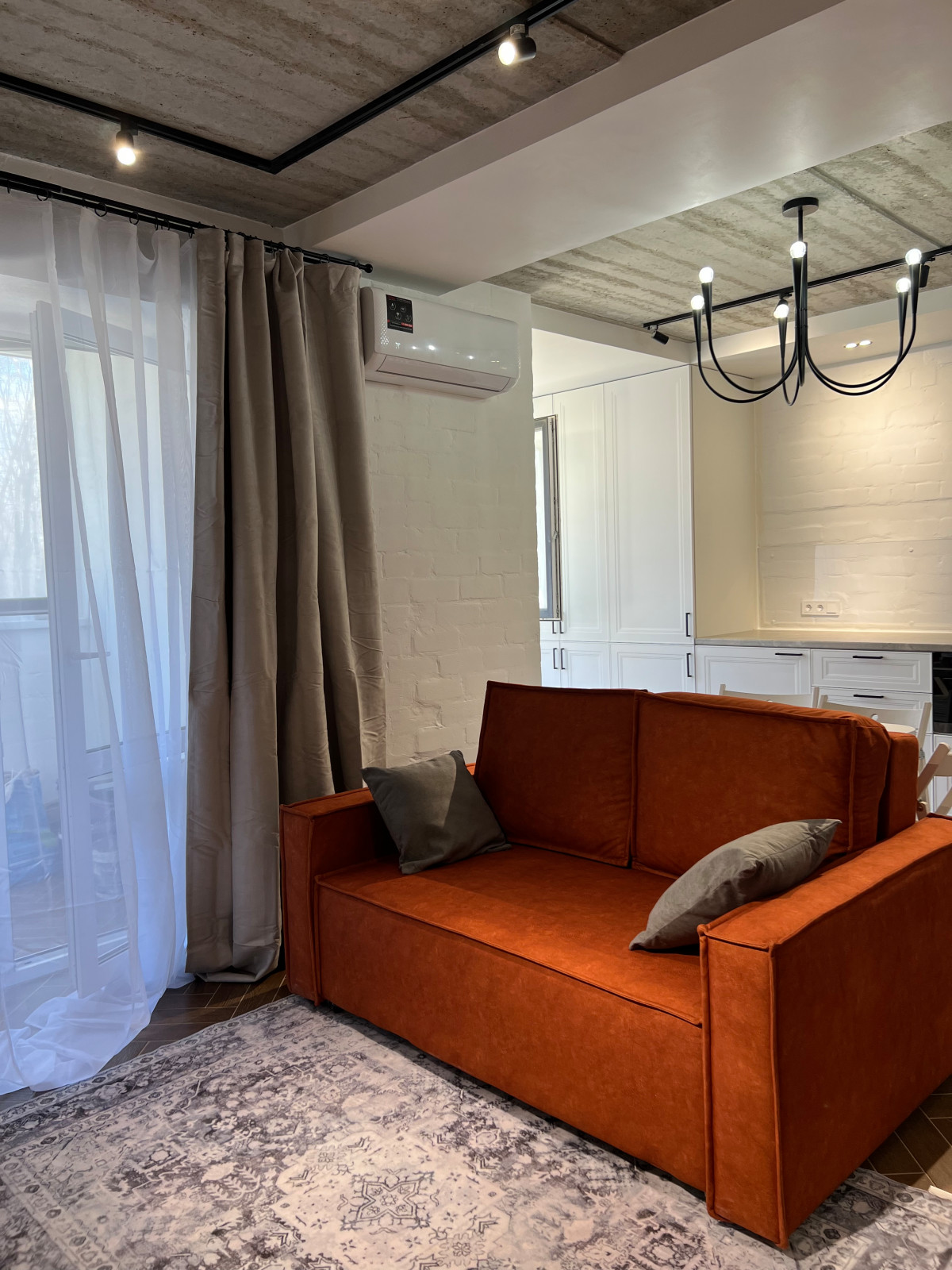 Студия с терракотовыми акцентами