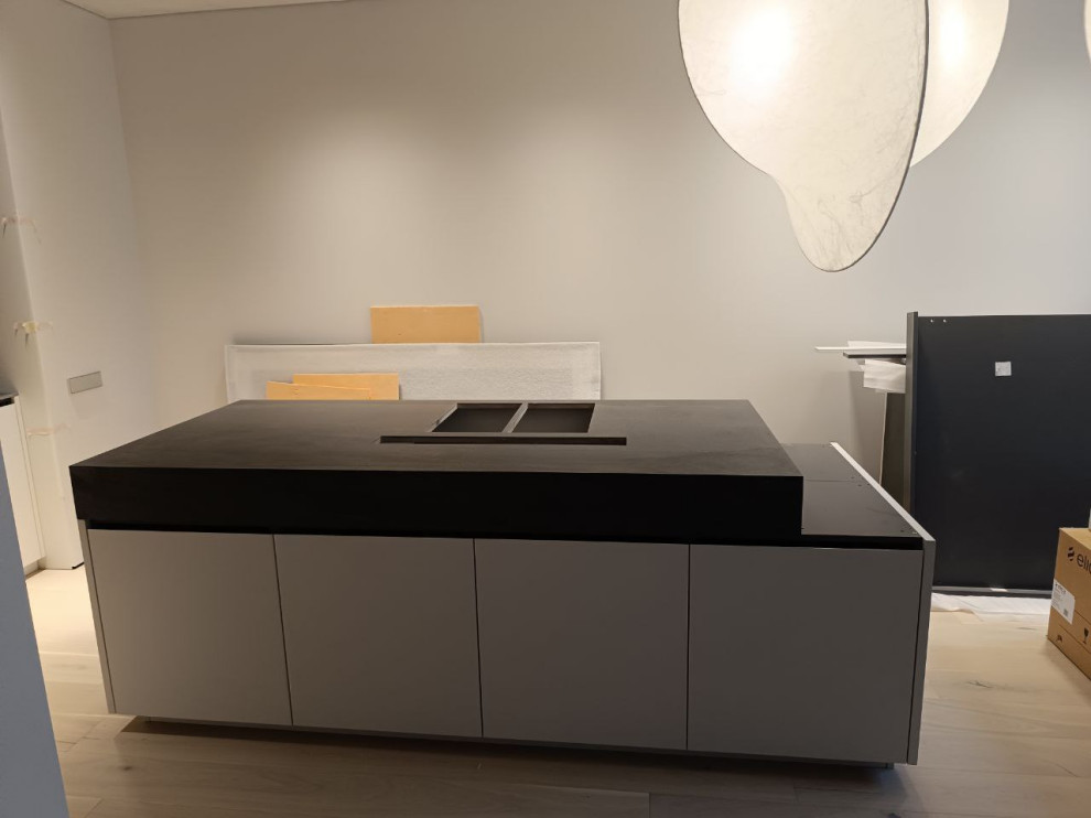 Кухонный остров с вырезами под варочную панель и вытяжку