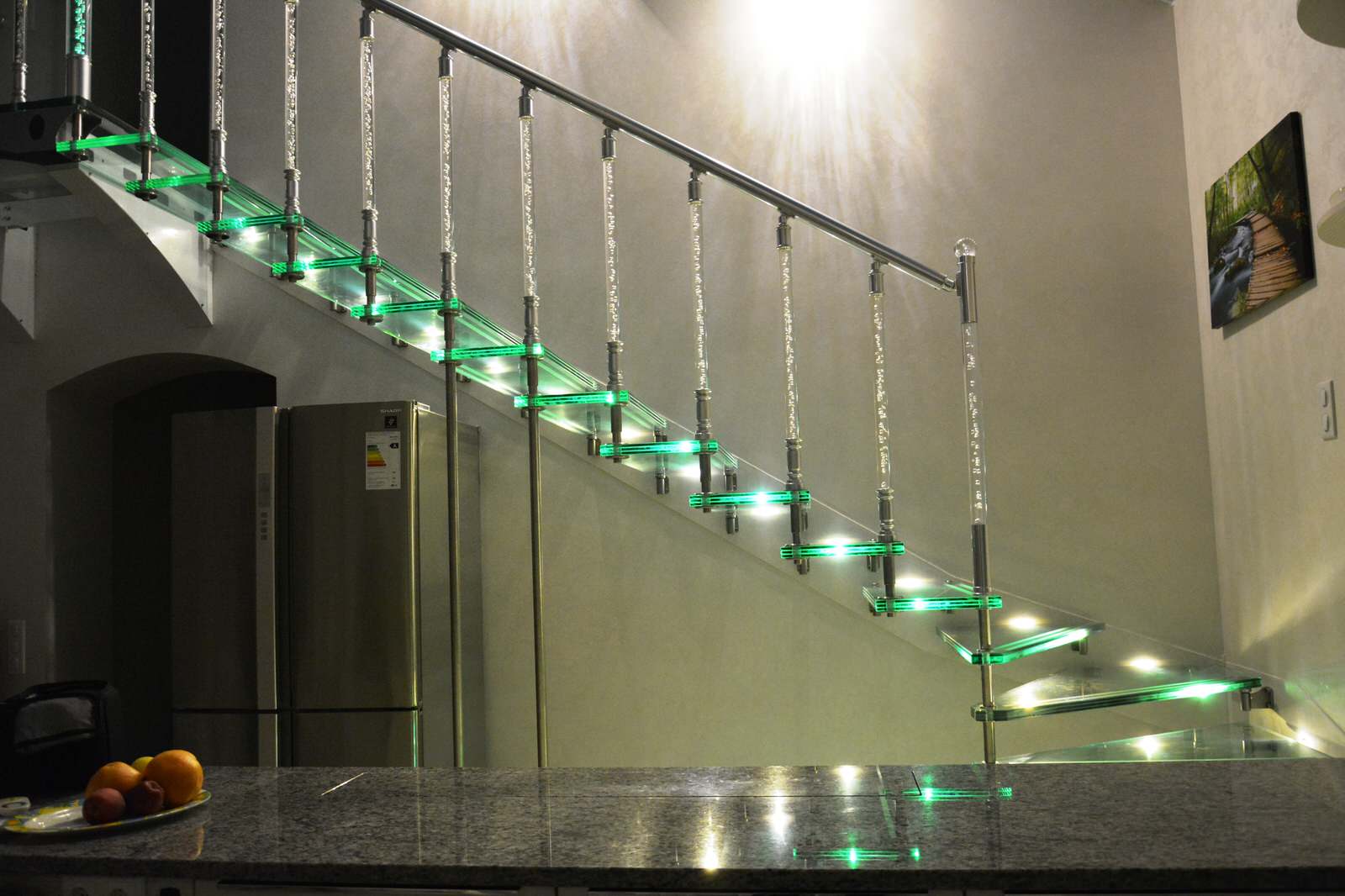 Лестница больцевая с стеклянными ступеньками, с подсветкой.