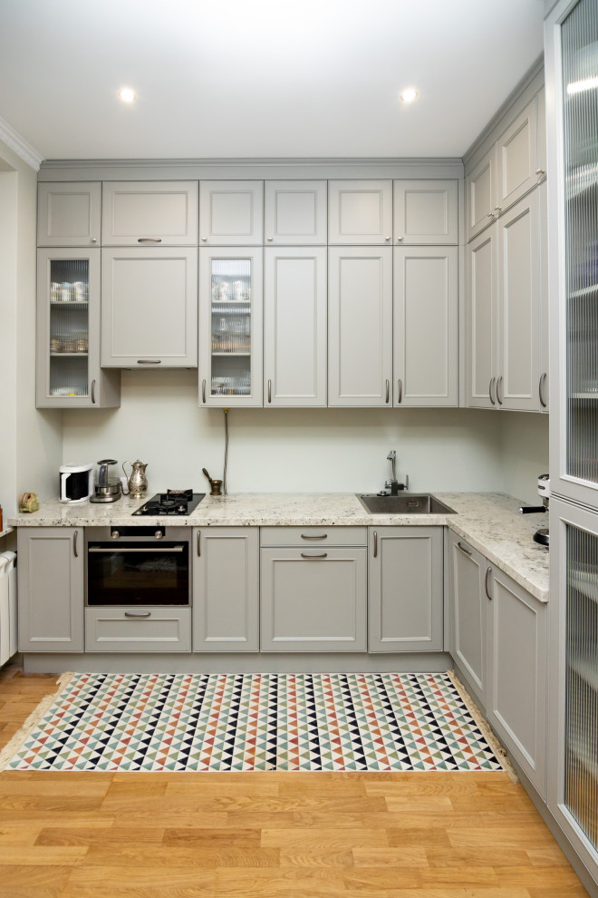 Светло-серая кухня в классическом стиле