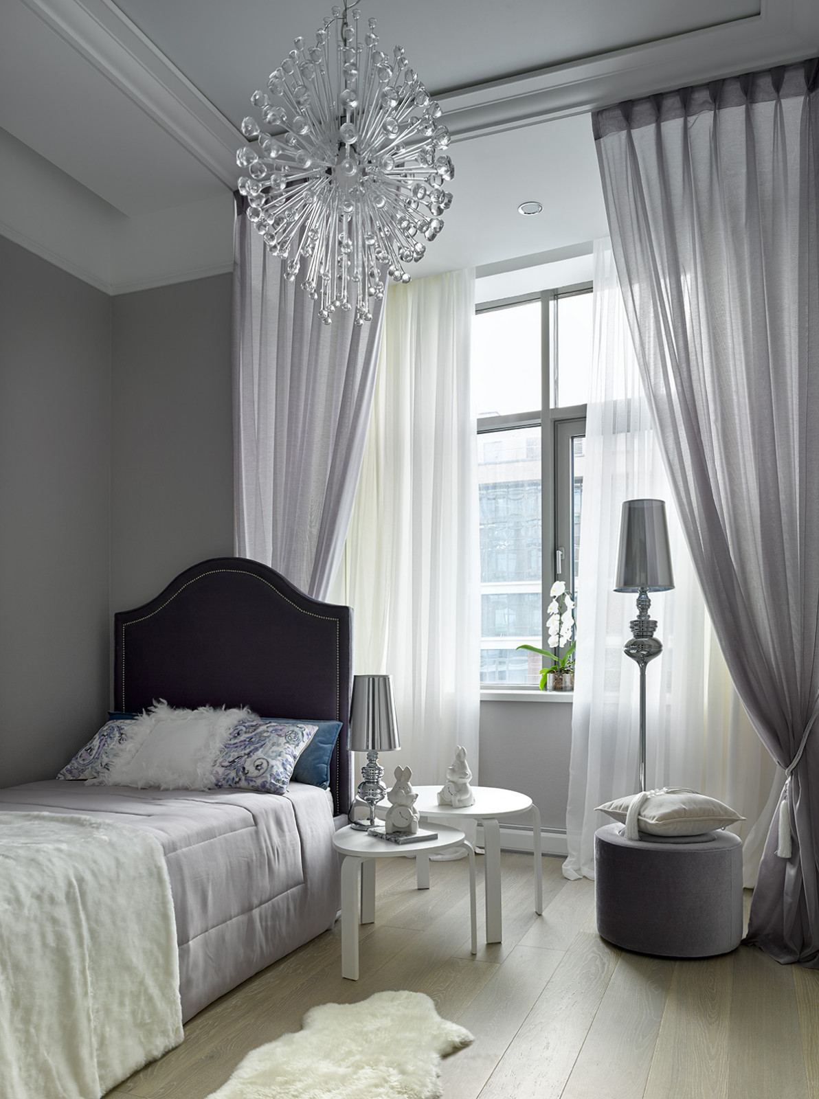 Черно-белая квартира с цветочной спальней