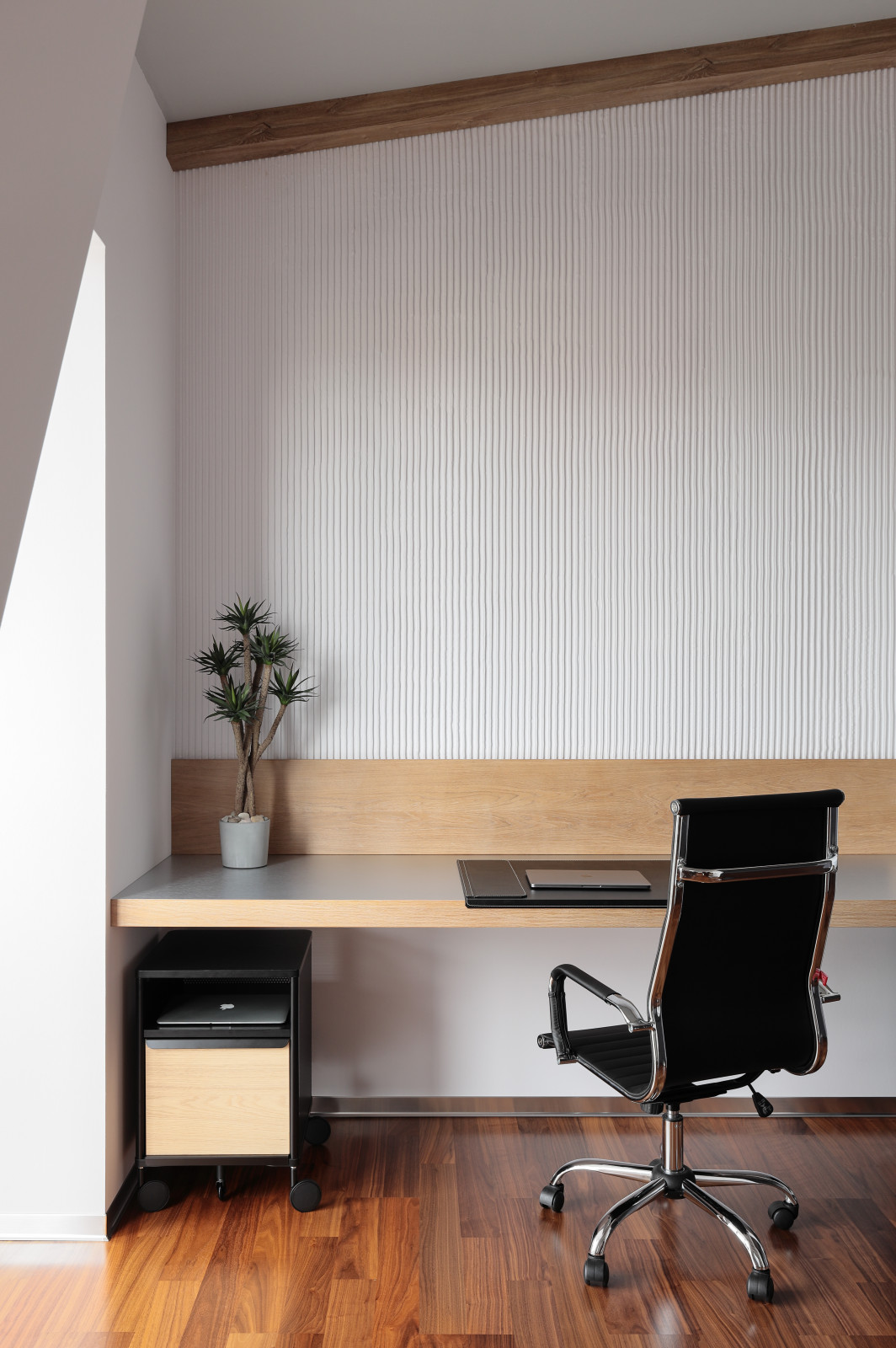 Модная квартира с балками на потолке