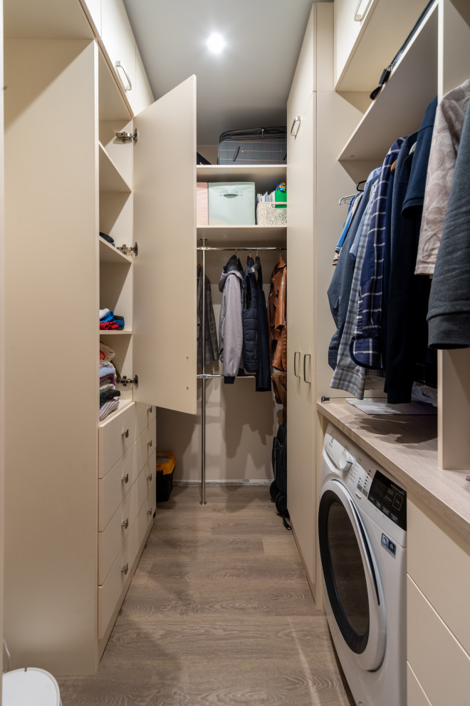 Красивая кухни и вместительная гардеробная