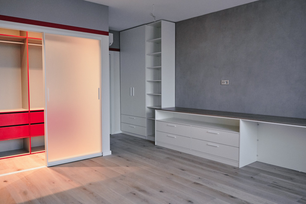 Интерьерная система в спальню от raumplus с распашными дверьми