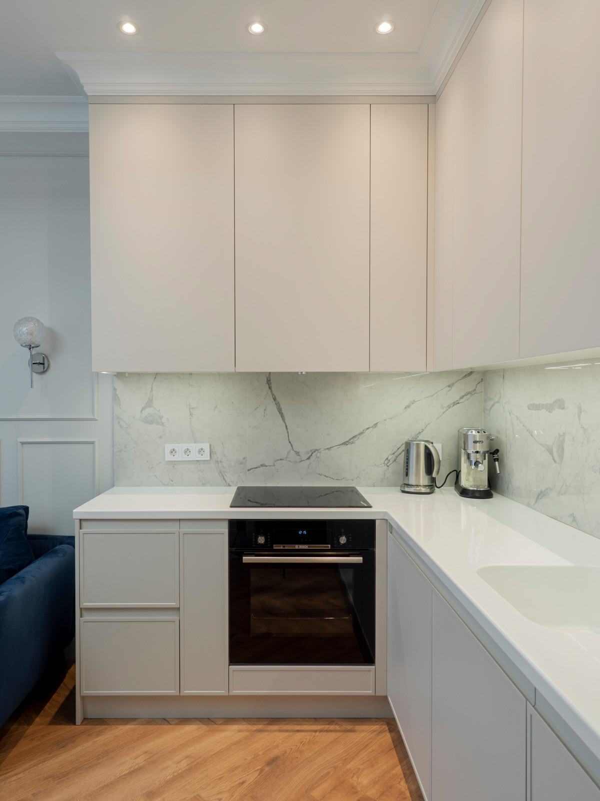 Белая кухня в стиле минимализм