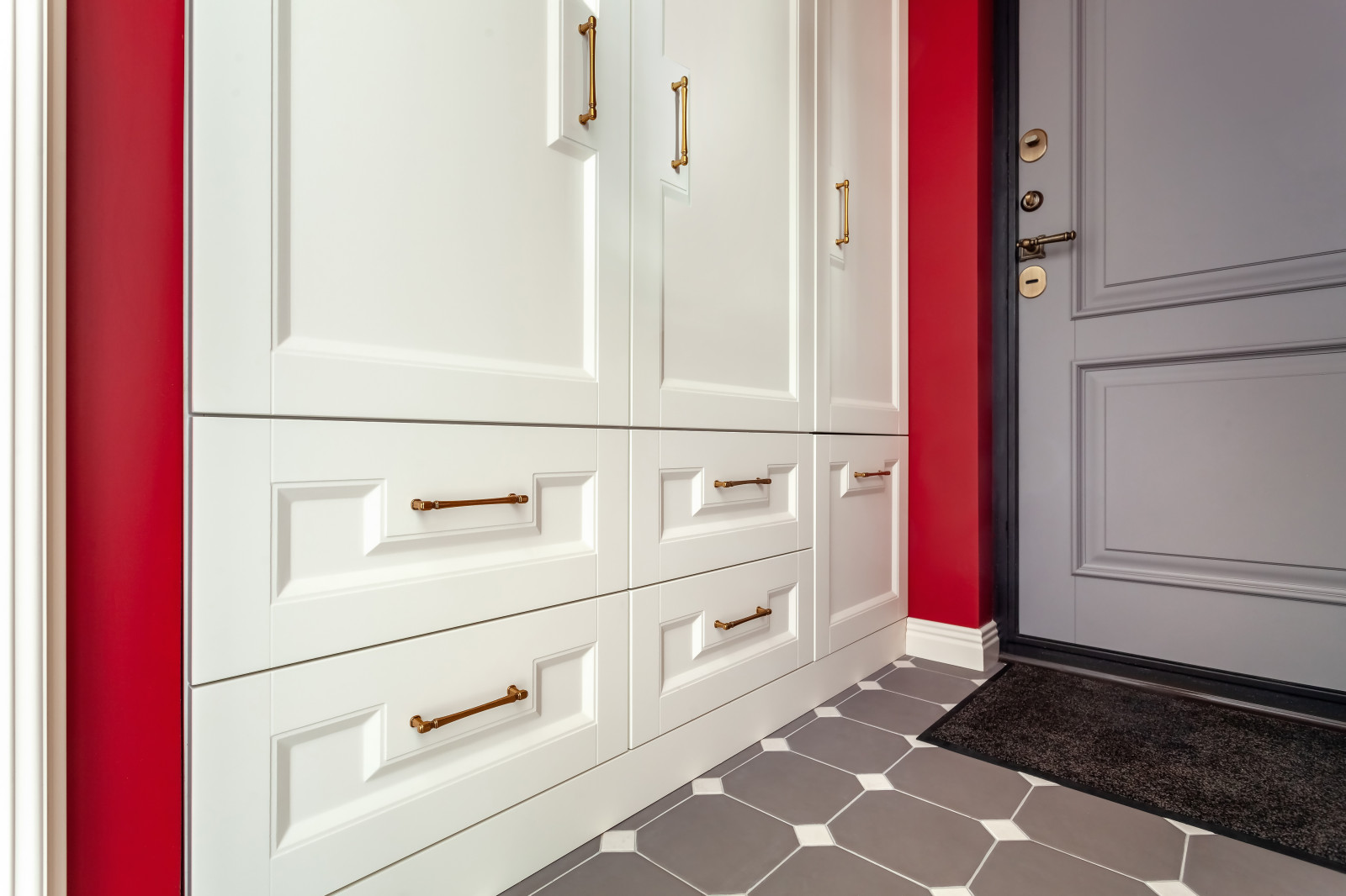 Шкаф с белыми распашными фасадами и ящиками для обуви с нестандартной фрезеровко