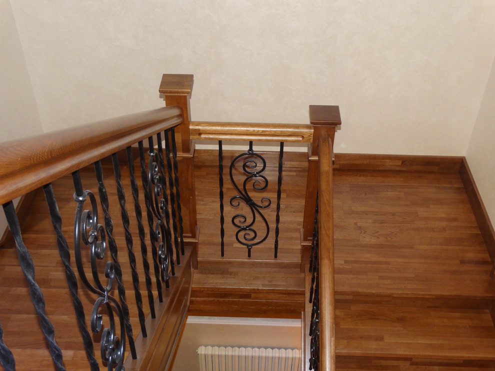 Лестница на тетивах из массива дуба