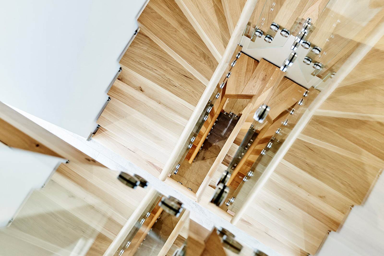 Дубовая лестница со стеклянным ограждением