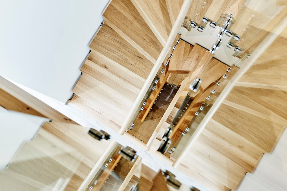 Дубовая лестница со стеклянным ограждением