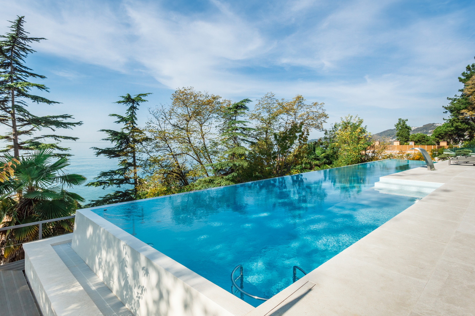 Открытый бассейн infinity в REEF RESIDENCE.