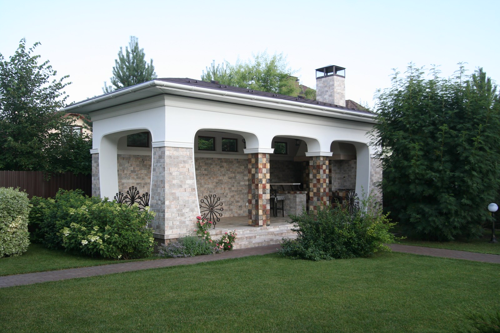 Беседка с летней кухней