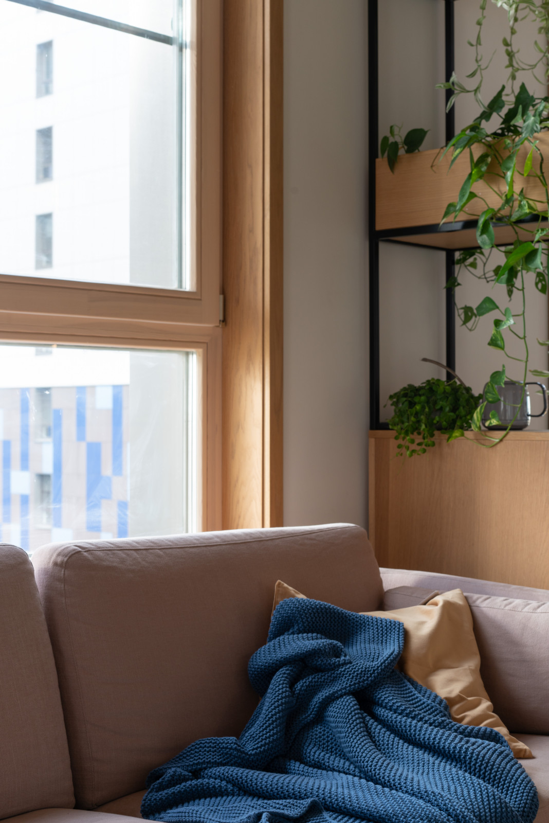 Двухкомнатная квартира с зеленой перегородкой в гостиной