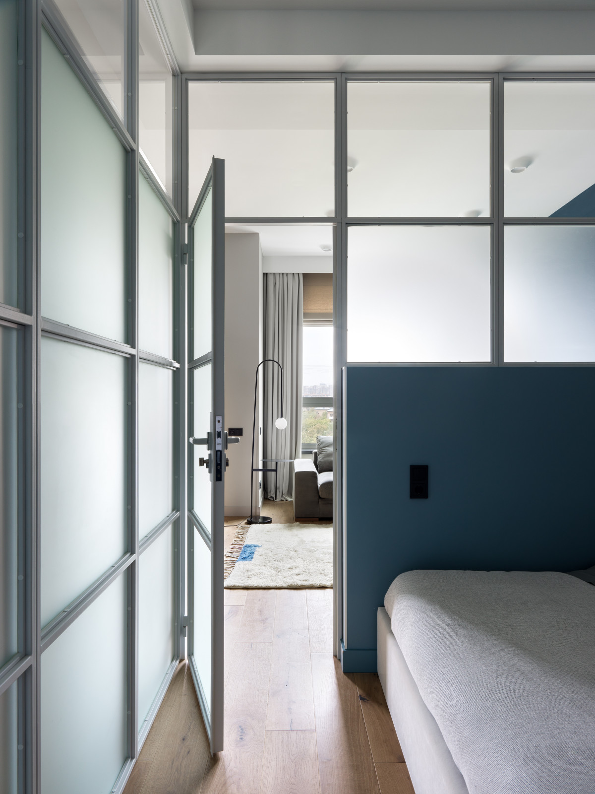 Идея зонирования спального и гостиного пространства