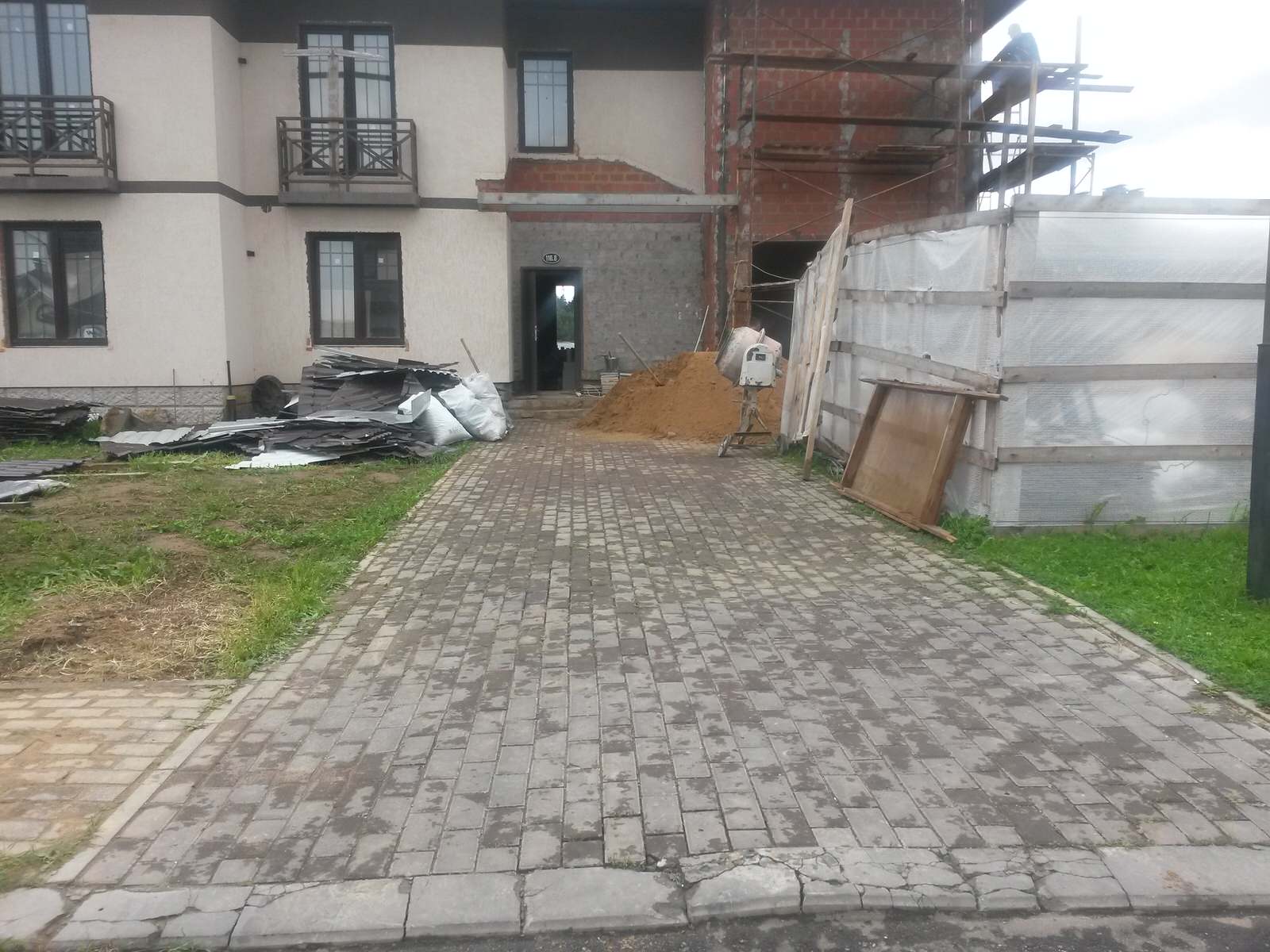 До и после: 9 соток — сад у смежных таунхаусов