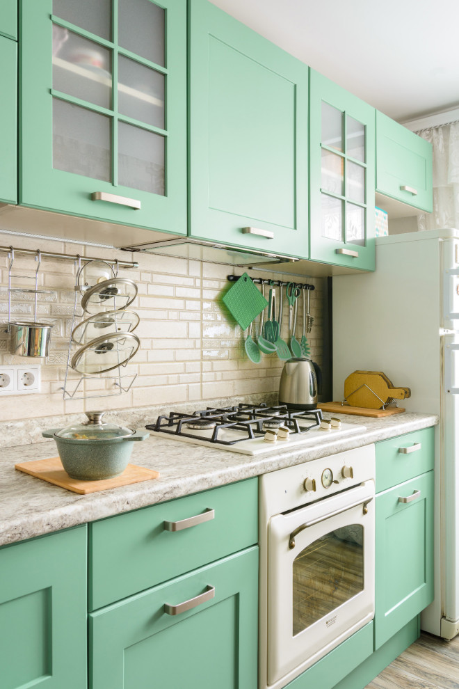 Зелёная кухня в неоклассическом стиле в Заречном