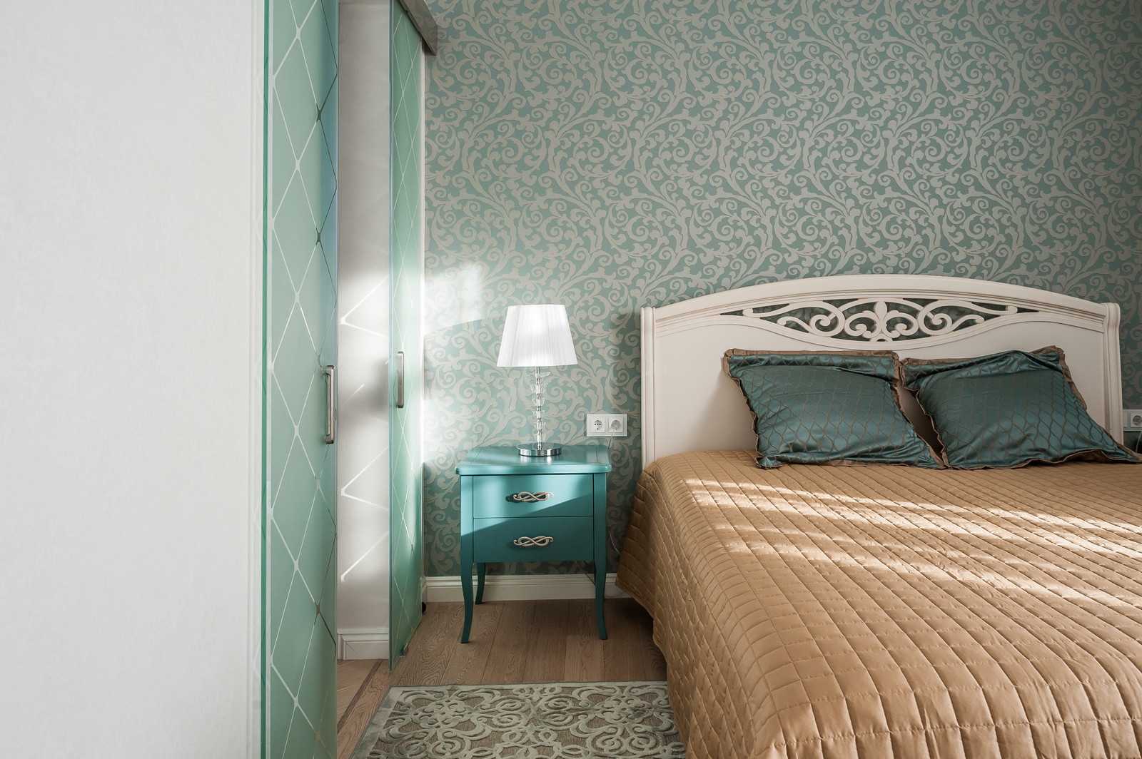 Загородный дом с розовой столовой