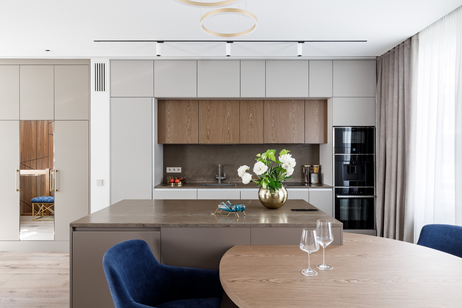 Двухуровневая квартира с лестницей из дерева и стекла