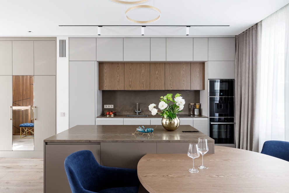 Двухуровневая квартира с лестницей из дерева и стекла