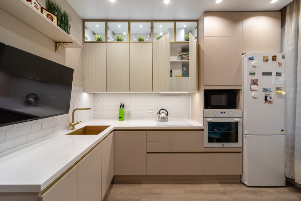 Красивая кухни и вместительная гардеробная