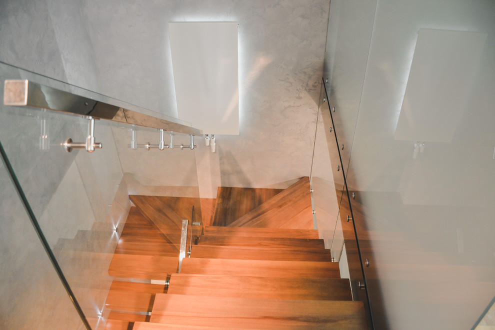 Деревянная лестница в загородном доме