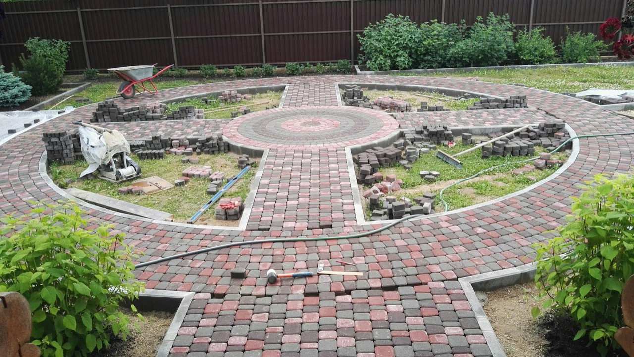 Нахабино - мощение тротуарной плиткой.