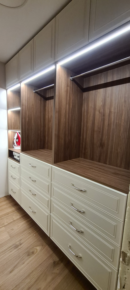 Обложка проекта: Гардеробная с гладильной доской