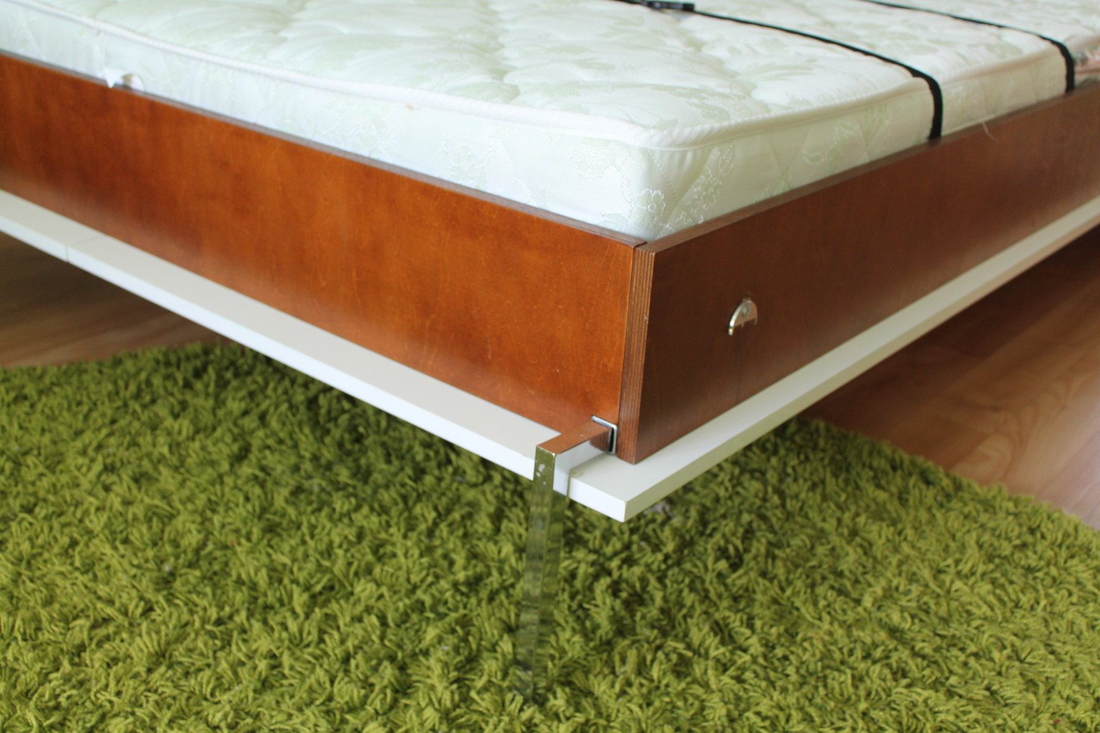 Кровать-трансформер между шкафами