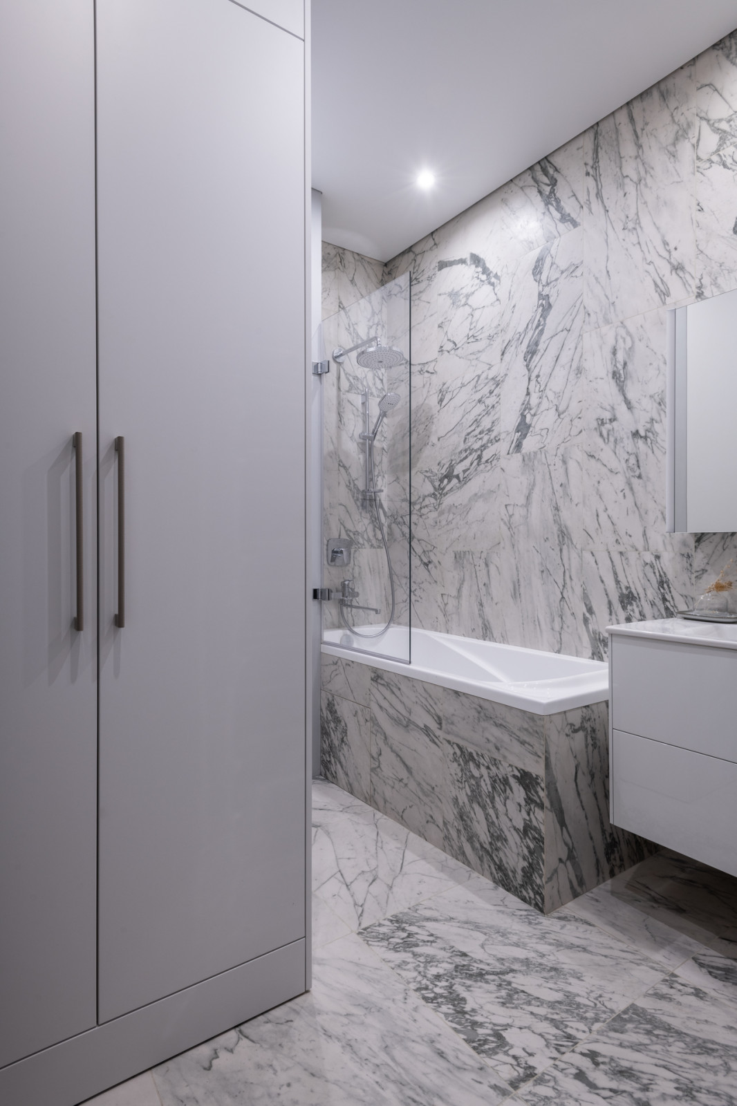 Журнал «Идеи Вашего Дома» назвал этот интерьер «обволакивающий уютом»