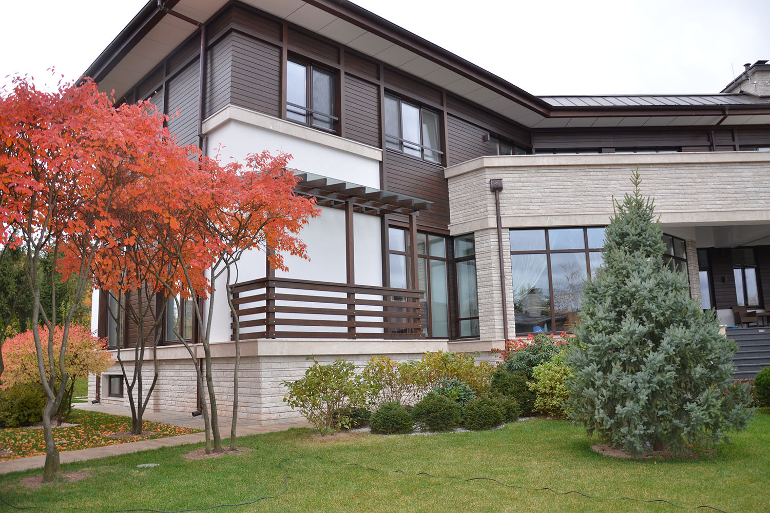 Современный сад в КП "Бенелюкс" вилла 1