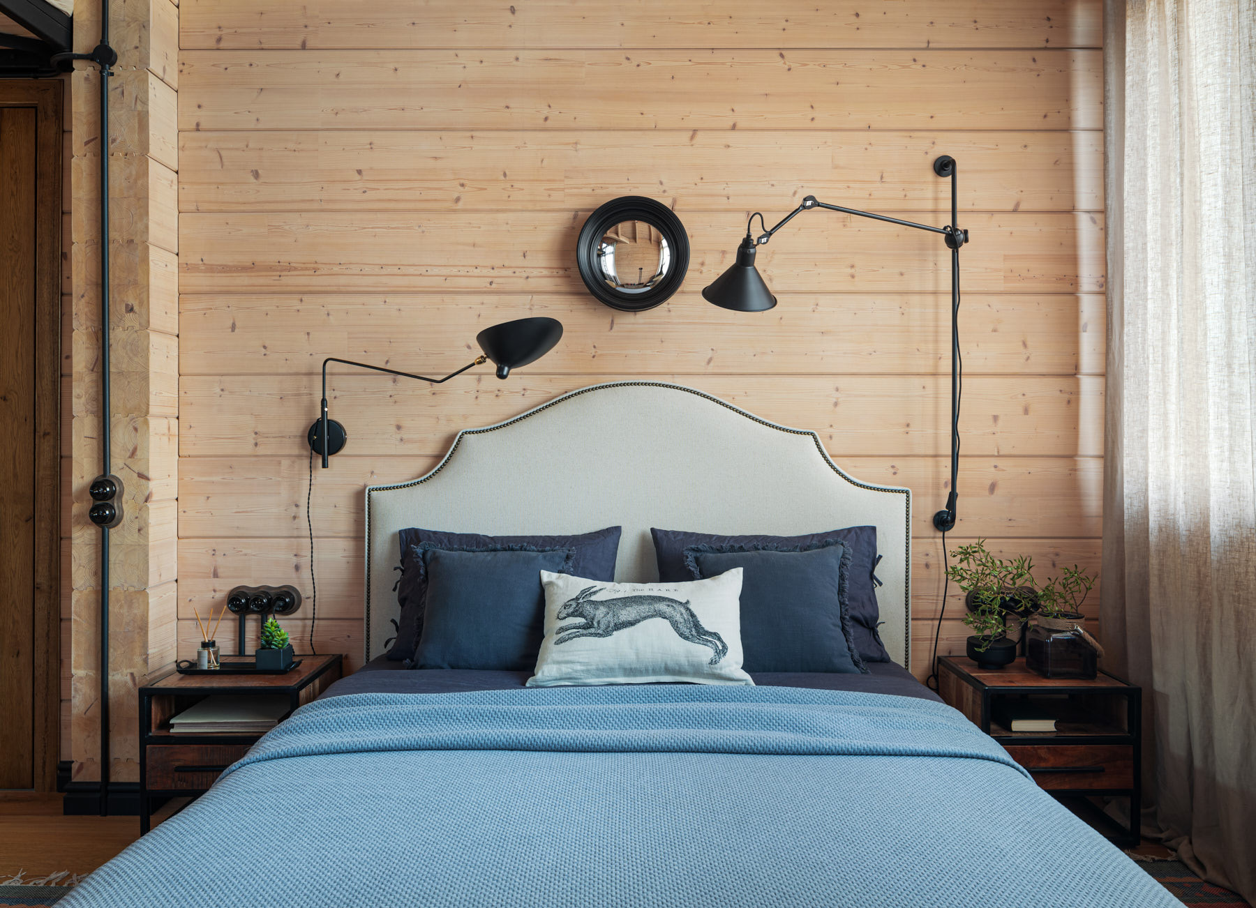Houzz тур: Дом с напольным бордюром из старых чугунных плит