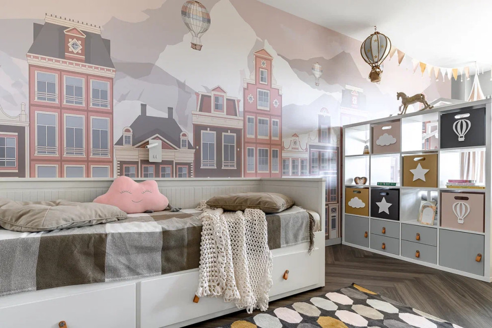 Квартира в стиле фьюжен с золотистой вытяжкой и коллекцией статуэток