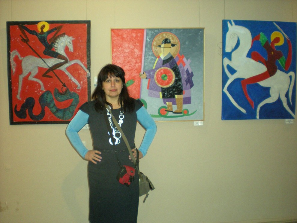 На фоне картин Лики Волчек