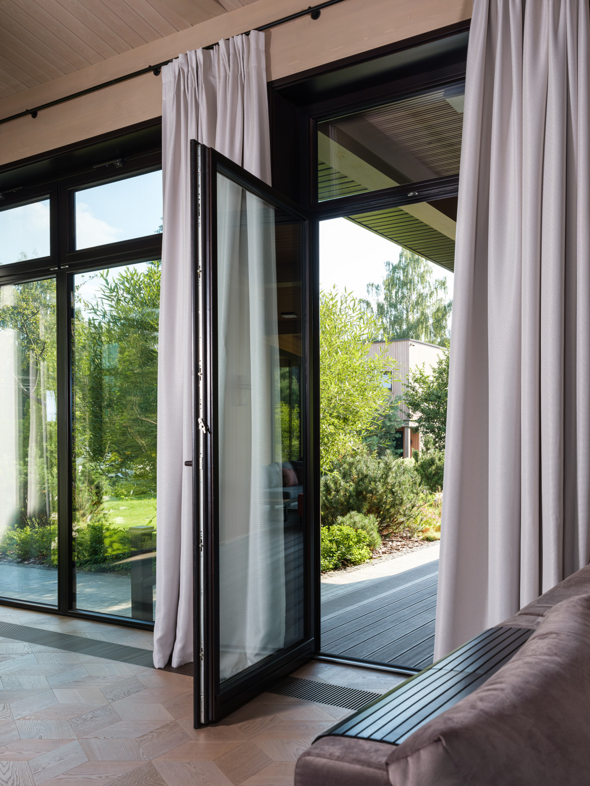 Остекление загородного дома в современном стиле