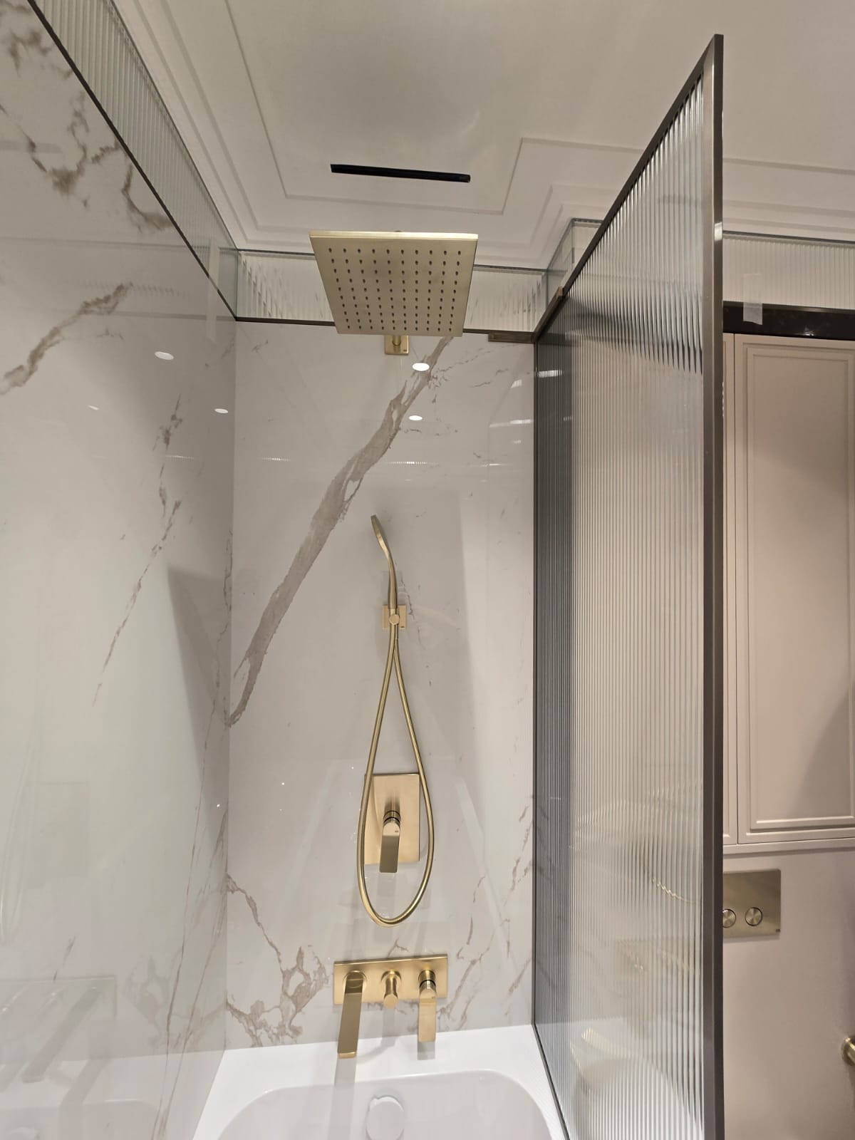 Шторка в ванную из рифленого стекла