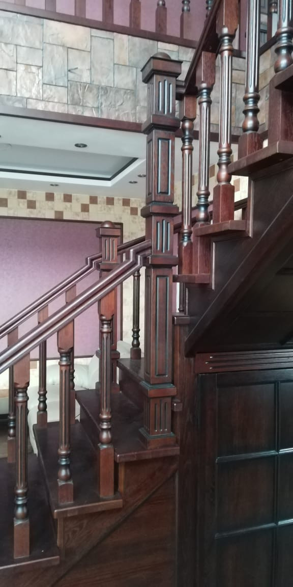 Дизайнерская лестница из массива дуб