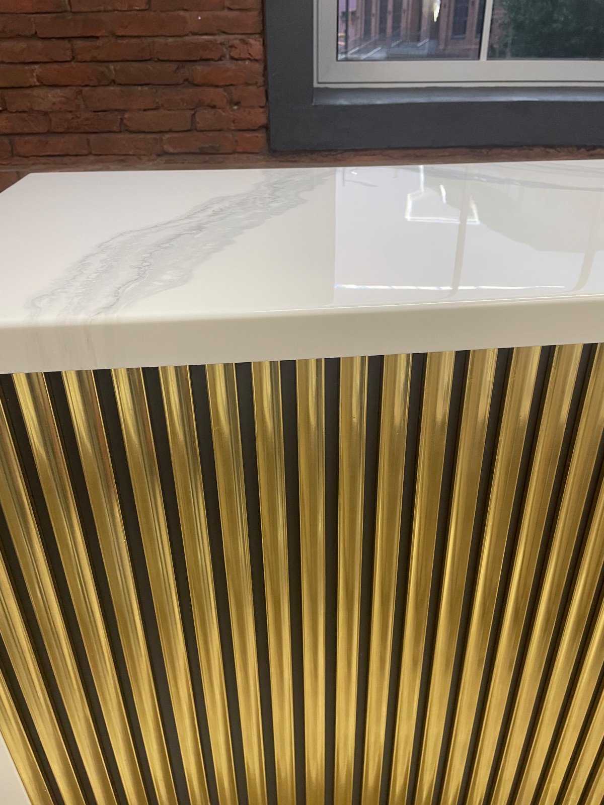 Обложка проекта: Барные стойки с золотыми молдингами