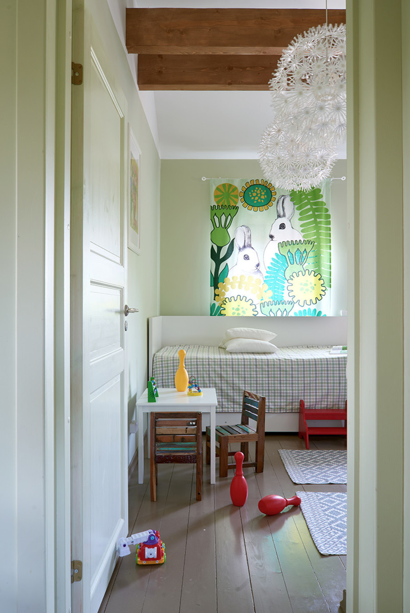 Дача с оранжевыми дверями