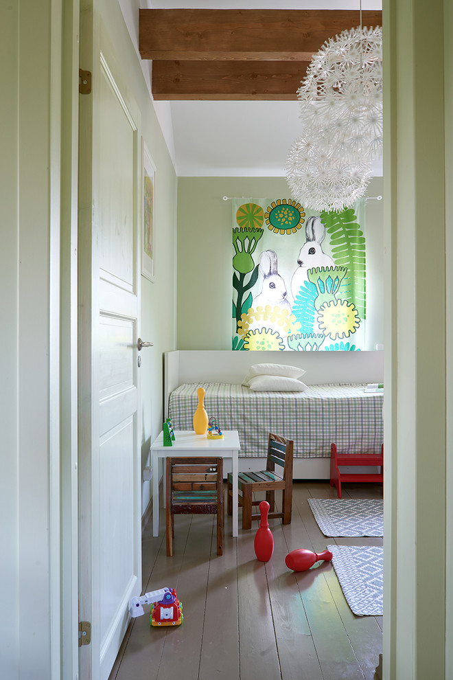 Дача с оранжевыми дверями