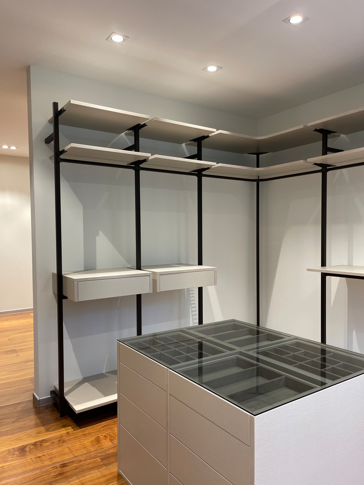 Распашной шкаф с системой RPE raumplus и Гардеробная система UNO raumplus