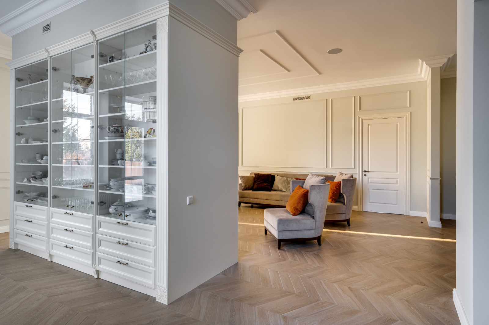 Просторная гостинная с функциональной мебелью