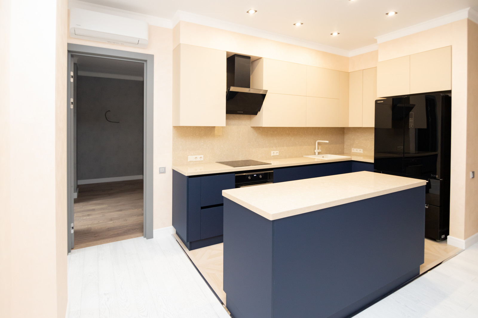 Бело-синяя кухня в современном стиле