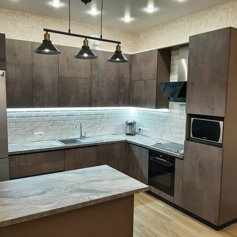 Темная П-образная кухня с полуостровом и фасадами под металл