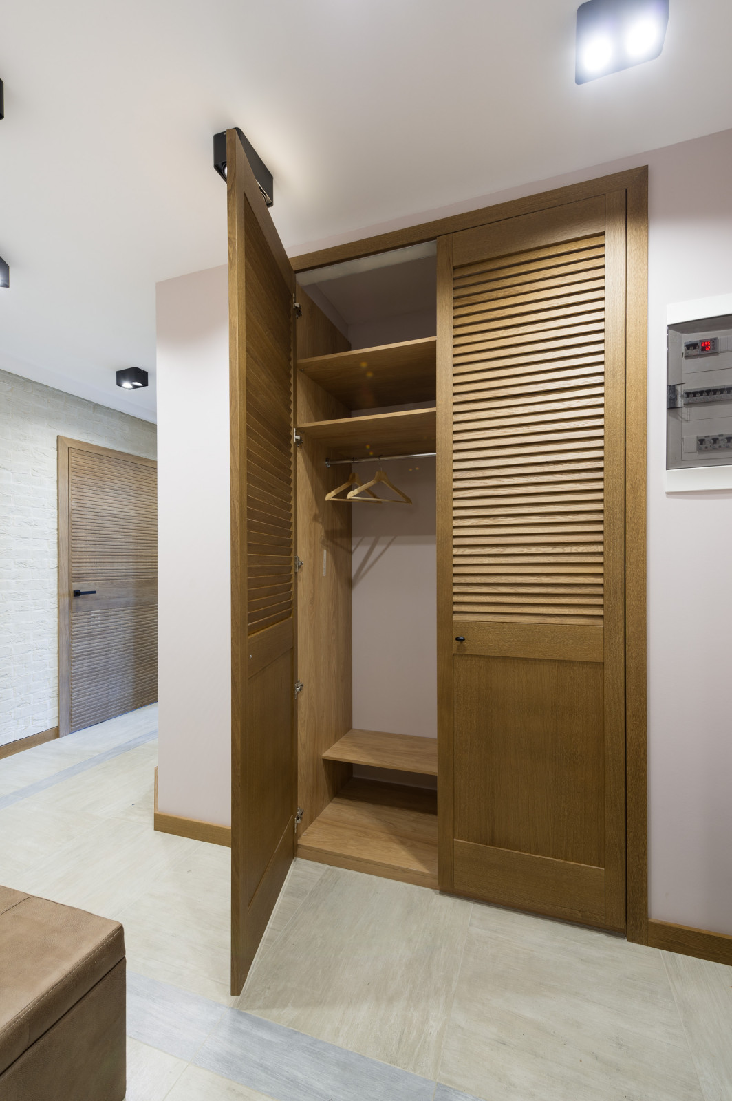 Шкафы и тумбы