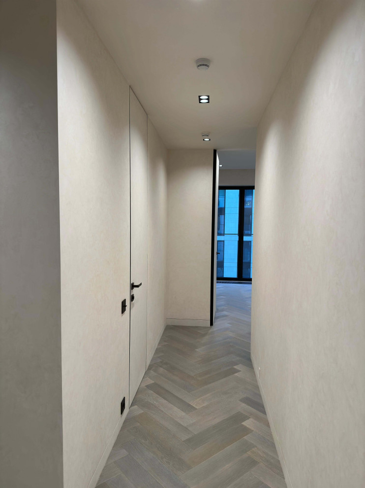 Отделка под мокрый шелк Italica Luce в интерьере со скрытыми дверьми