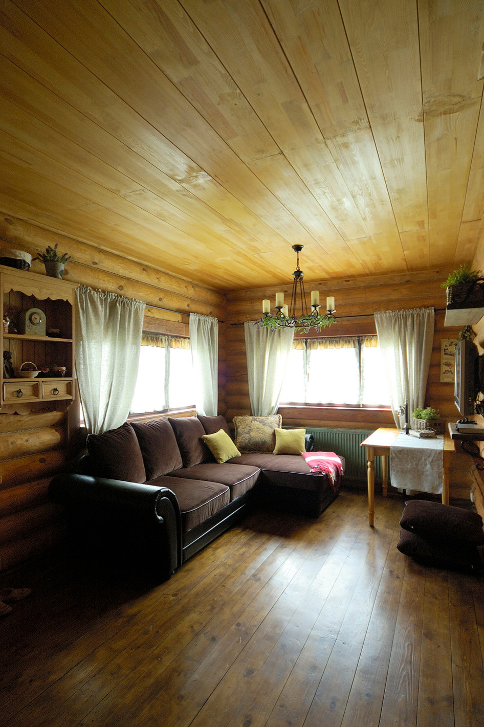 Интерьер бани из бревна