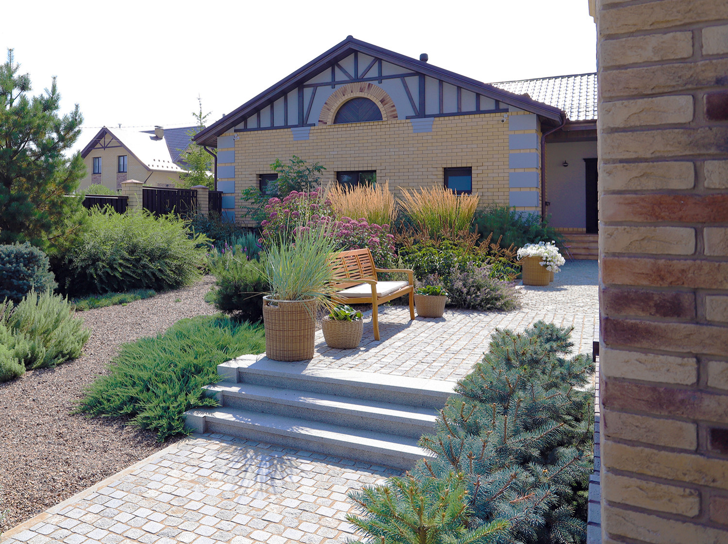 Элимус песчаный в плетеных корзинах и другие сизоватые и серебристые растения